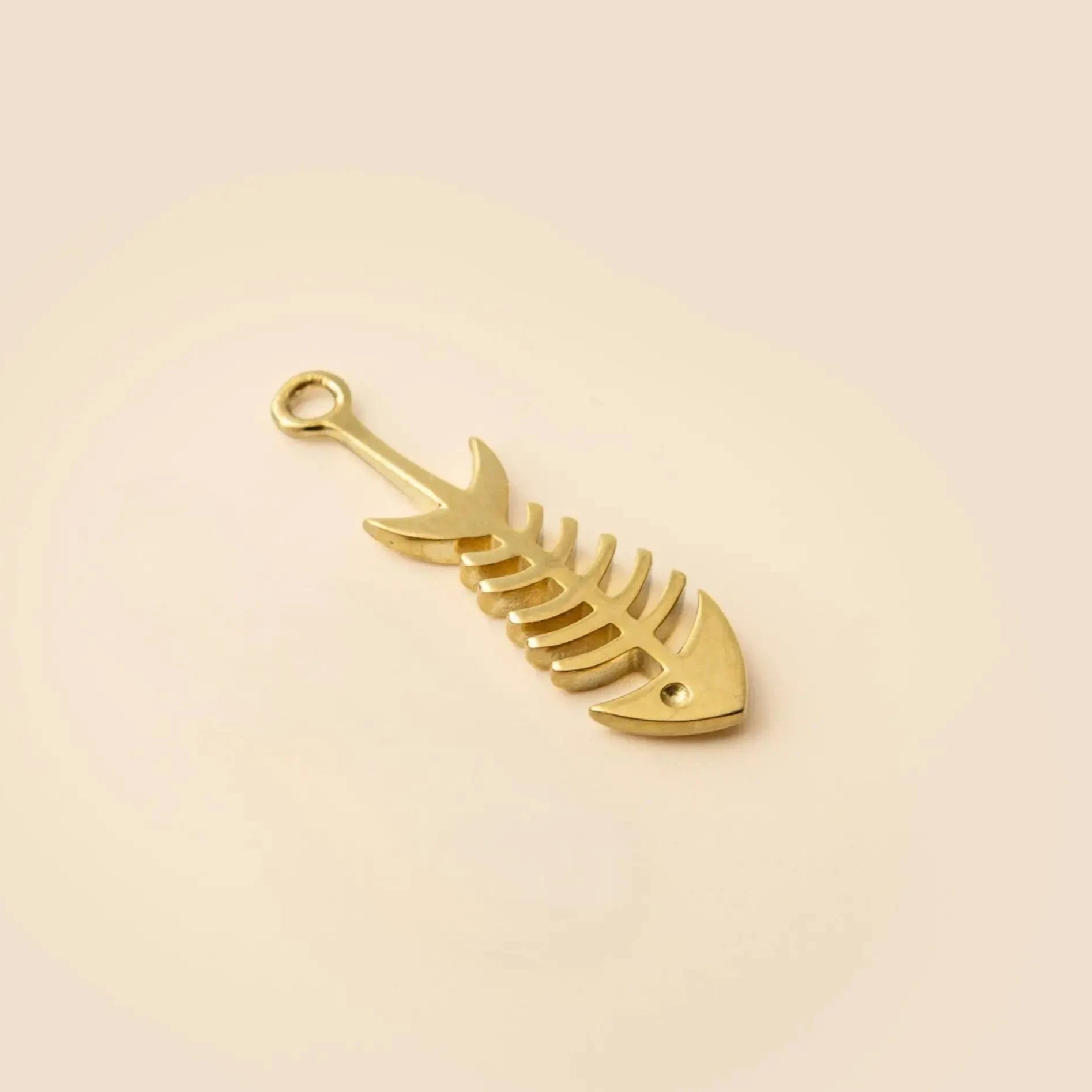 Anhaenger_charm_fisch_fischgraete_wechseln_austauschbar_wandelbar_creole_ohrring_gold