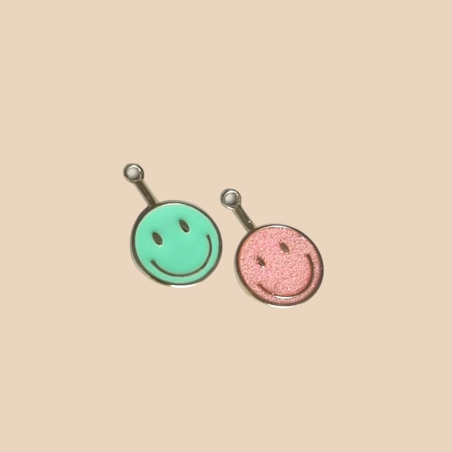 smiley_anhaenger_charm_gruen_rosa_set_fuer_wandelbare_Ohrringe_creolen_silber